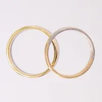 2 Ringar med gravyrer, stl 19, bredd 4-7,2mm, tvåfärgade, 18K  Vikt: 15,2 g