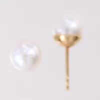 Ett par örhängen med odlade pärlor, 15x7mm, saknar stopp, 18K  Vikt: 1,4 g
