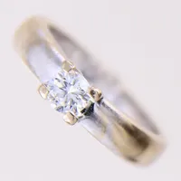 Ring med diamant ca 0,30ct, kvalité ca TCa (I)/SI, stl 16, bredd 3-5mm, vitguld, gravyr, i behov av omrodiering, 18K  Vikt: 5,4 g