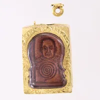 Hänge Buddha, plast med guldram i 18K, ca 19x27mm, okänt material inuti, spricka, defekt, bruttovikt: 5,33g.
