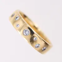 Ring med diamanter ca 5 x ca 0,02-0,04ct + 2 x ca 0,01ct, stl 17, bredd ca 5mm, repig, 18K Vikt: 5,9 g