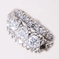 Ring med diamanter 2xca 0,40ct, 1xca 0,30ct, kvalitet ca W-TCr(H-I)/SI-P, 24xca 0,015ct 8/8-slipning, tre stenar saknas, vissa av de små stenarna möjligen syntetiska, stl 16½, bredd 3,3-11,7mm, slitna klor, felstämplad, vit metall, troligen silver Vikt: 5,9 g
