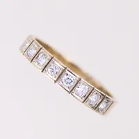 Ring med diamanter 8xca 0,03ct, stl 17½, bredd 3,4mm, 18K Vikt: 3,1 g