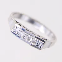 Ring med 8/8-slipade diamanter 3 x 0,01ct, stl: 16¾, bredd: 2,5-4mm, vitguld 18K.  Vikt: 2,2 g
