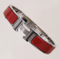 Armband, Hermès Clic Clac H, vit metall med röd emalj, Ø59mm, bredd 11,4mm, Hermès Made in France, dustbag, ytterkartong, bruksslitage. 