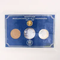 Kassett, Mynttyper präglad under Oscar II:s regeringstid 1872-1907, mynt i 23K ca 4,7g, silver mynt i 925/1000 silver 45,3g, Bronsmynt, utgivet av Myntverket. 