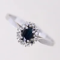 Ring med troligen safir samt 8/8-slipade diamanter tot 0,09ctv enligt gravyr, stl: 20, bredd 1,7-9,4mm, vitguld 18K.  Vikt: 2,8 g