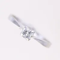 Ring med briljantslipade diamant 0,18ct enligt gravyr, stl: 18¾, nagg/sprickor i diamant, vitguld 18K.  Vikt: 2,2 g