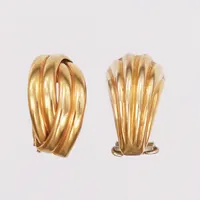 Ett par omaka örhängen, clips, höjd 16mm, bredd 10mm, 18K guld Vikt: 5,6 g