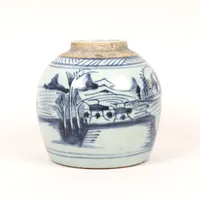 Bojan/Ingefärskrus, porslin, Kina, 1800-tal, dekor av flodlandskap i underglasyrblått, höjd ca16cm, saknar lock, tillverkningsdefekter. 