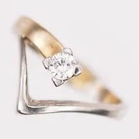 Ring med briljantslipad diamant ca 0,15ct enligt gravyr, kvalitet ca TW-W(G-H)/VS,  stl: 16½, 18K guld samt vitguld Vikt: 3,6 g