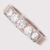 Ring, halvallians, med briljantslipade diamanter 5 x ca 0,12ct, totalt 0,60ct enligt gravyr, stl: 17, 18K vitguld Vikt: 3,5 g