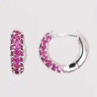 Ett par örhängen med rosa stenar Ø12mm, bredd ca 4mm, 925/1000 silver Vikt: 3,5 g