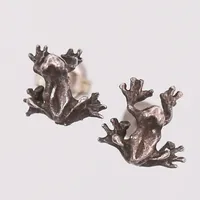 Ett par örhängen i form av grodor, en snurrebuss saknas silver Vikt: 0,9 g