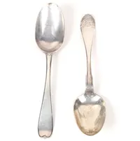 Två matskedar, Svenska, olika modeller, 1800-talets första hälft, 20,5- 21cm, slitna stämplar, slitage, silver. Vikt: 116,1 g