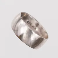 Ring, stl: 16¾, bredd: 8mm, bruksslitage, silver.  Vikt: 2,7 g