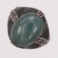 Ring med grön sten, stl 17, bredd 4-19mm, med svenska importstämplar, slitage, silver.  Vikt: 10 g