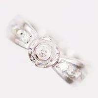 Ring med briljantslipade diamanter, 1 x ca 0,10ct samt 8 x ca 0,03ct, varierande kvalitet, stl: 20, 18K vitguld Vikt: 7,5 g
