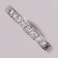 Ring, halvallians, med briljantslipade diamanter 8 x ca 0,04ct, kvalitet ca W-TCr(H-I)/VS-SI, stl: 19½, 18K vitguld Vikt: 3,1 g