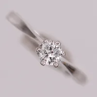 Ring med briljantslipad diamant ca 0,35ct, kvalitet ca TW-W(G-H)/VS, stl: 19¾, 18K vitguld Vikt: 2,2 g