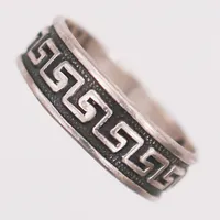 1 Ring med dekor av meanderbård, stl: 18, gravyr, silver Vikt: 3,1 g