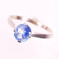 Ring, blå sten, stl 19½, bredd 2-8mm, vitguld, inneslutningar, 18K.  Vikt: 3,5 g