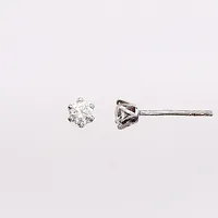 Ett par örhängen, diamanter 2 x ca 0,10ct, Ø3,5mm, vitguld, saknar stopp, 18K.  Vikt: 0,5 g