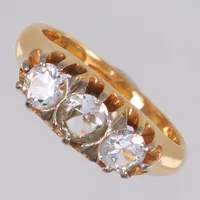 Ring, stl 17½, bredd 3,3-7mm, vita stenar, något skev, 18K  Vikt: 6,6 g