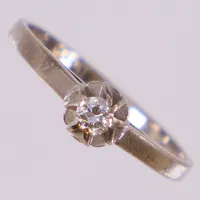 Ring med briljantslipad diamant ca 0,09ct, GFAB, sneda klor i fattning, bucklor, vitguld 18K Vikt: 1,6 g