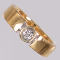 Ring med briljantslipad diamant ca 0,15ct, stl 17, bredd 5,3mm, repor, 18K Vikt: 5,8 g