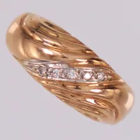 Ring med briljantslipade diamanter ca 0,05ctv, stl 17½, bredd 8,2mm, 18K Vikt: 6,1 g
