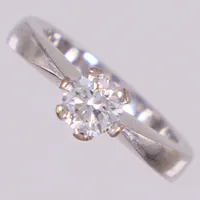 Ring med briljantslipad diamant ca 0,70ct, ca TW(G)/VS1, stl 16½, skenans bredd 3,9-2,0mm, JEG, Stockholm, vitguld 18K  Vikt: 7,7 g