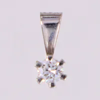 Hänge med briljantslipad diamant ca 0,14ct, längd 9,5mm, ÄGS, Trollhättan, vitguld 18K. Vikt: 0,6 g