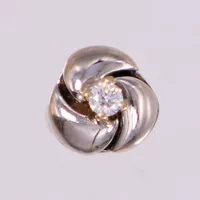 Ett udda örhänge med briljantslipad diamant ca 0,03ct, Ø6,6mm, Heribert Engelbert, vitguld 18K Vikt: 1,2 g