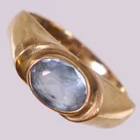 Ring, stl 18¼, bredd 2,5-8mm, blå sten, skev, 18K. Vikt: 2,5 g