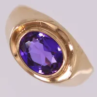 Ring, stl 17½, bredd 2,5-11mm, lila sten, något skev, 14K.  Vikt: 2,6 g