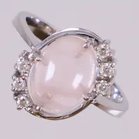 Ring med rosa och vita stenar, bredd 17,1mm, stl 18¼, vitguld 14K. Vikt: 4,9 g
