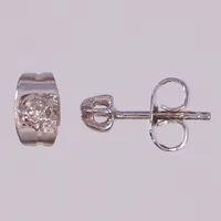 Ett par örhängen med diamanter 2xca0,01ct, ca 4x4mm, vitguld, 14K.  Vikt: 0,7 g
