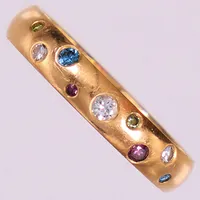 Ring med diamanter ca 0,09ctv, stl 18, bredd 4mm, färgade stenar, gravyr, 18K.  Vikt: 4,3 g