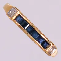 Ring med diamanter ca 0,02ctv, bredd 1,5-3,5mm, blå safirer, en sten defekt, 18K. Vikt: 1,8 g