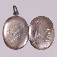Medaljong, längd 32mm inkl ögla, bredd 20mm, gravyr, 925/1000 silver  Vikt: 4,9 g