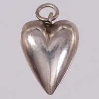 Hänge hjärta, längd 26mm inkl ögla, bredd 15mm, silver  Vikt: 2,2 g