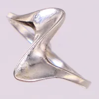 Ring, stl 16, bredd 1,5-13mm, silver.  Vikt: 1,3 g