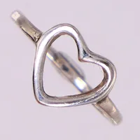 Ring, hjärta, stl 16, bredd 1,5-8mm, silver.  Vikt: 1,2 g