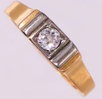 Ring med gammalslipad diamant ca 0,18ct, stl 17, bredd 4,6mm, höjd 4,9mm, Erik Thomassons Guld-& Juvelfirma, Stockholm, år 1952, något skev, 18K  Vikt: 3,1 g