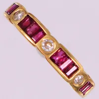 Ring med briljantslipade diamanter ca 0,09ctv, och rosa safirer stl 19, skev, 18K. Vikt: 2,1 g
