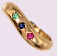 Ring med rubin, safir och smaragd, stl 16¾, bredd 4,7mm, 14K. Vikt: 2,9 g