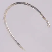Armband, längd 18,5cm, bredd 4mm, något skevt, 925/1000 silver  Vikt: 4 g
