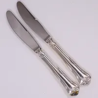 2 Knivar, modell Herrgård, längd 18,5cm, blad i rostfritt stål, MEMA, 2000-tal, 830/1000 silver Bruttovikt 90,5g 