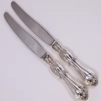 2 Knivar, modell Olga, längd 21cm, blad i rostfritt stål, GAB år 2003, 830/1000 silver. Bruttovikt 117,2g 